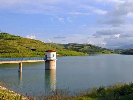 湖泊、水库的监测断面应怎样设置？