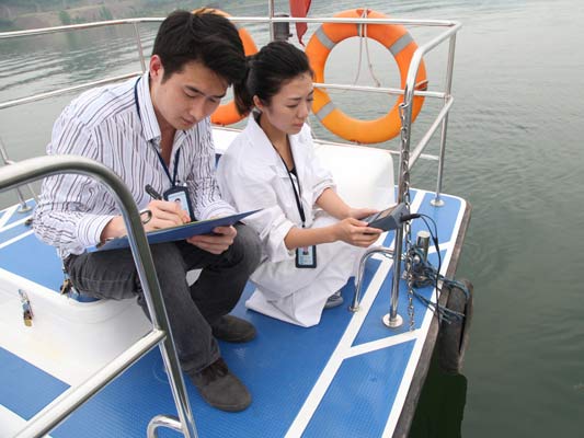 进行地表水监测时，怎样确定采样时间和采样频